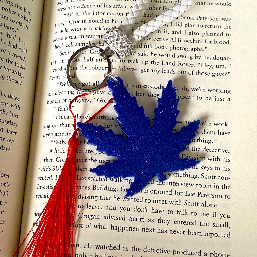 KEY CHAIN 
Handmade resin leaf keychain